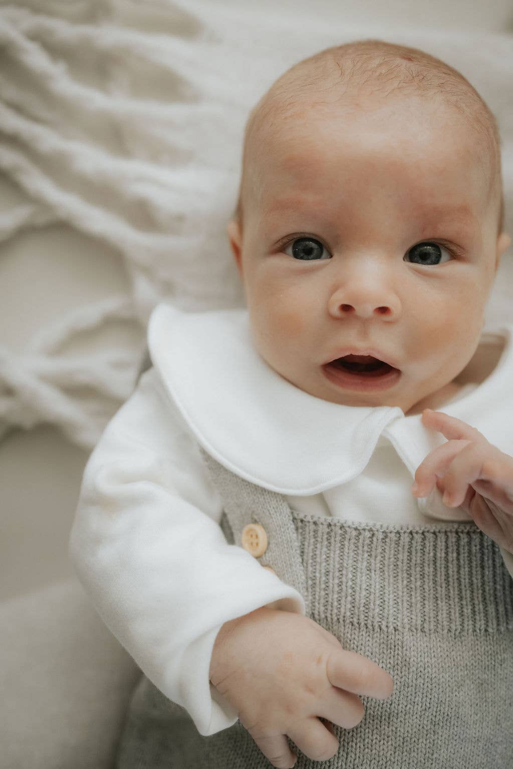 Annie & Charles® NAOMI cotton baby bodysuit: White/flower