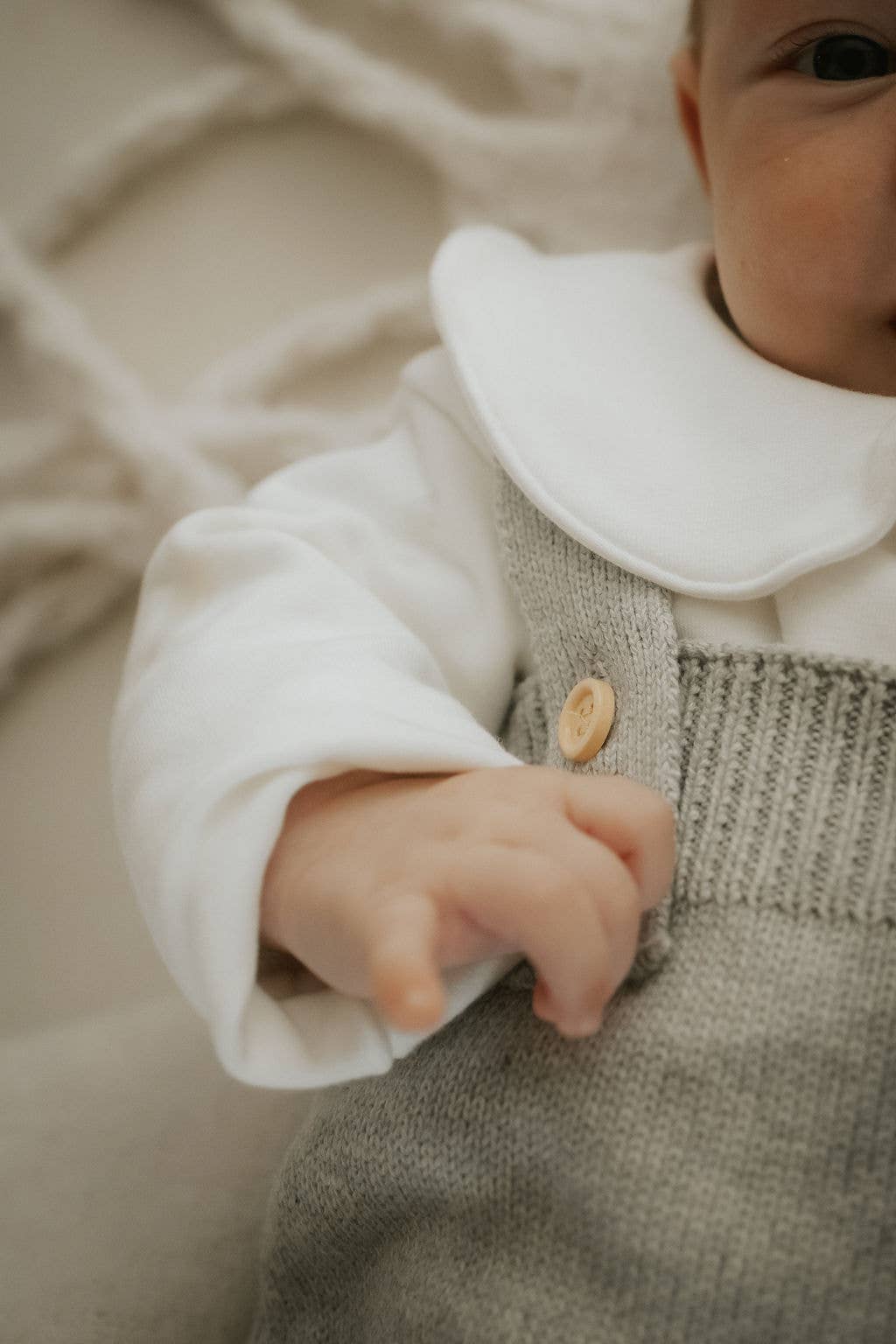 Annie & Charles® NAOMI cotton baby bodysuit: White/flower